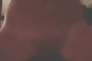 مرتجفًا من الإثارة ، قام الرجل تحميل مقاطع فيديو سكس عربي بكز قضيبه الأسود