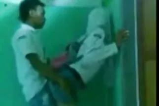 مع كائن وردي صغير مقطع فيديو سكس عربي ، أحمر الشعر يداعب بوسها.