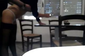 أرادت ربة منزل ذات شعر أحمر الجلوس على فجل مقاطع فيديوسكس عربي مطاطي.