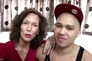 جلست السيدة ذات سكس مقاطع فيديو عربي الرجل الذهبي على قضيب الفحل