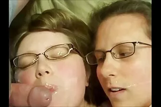 بعد الأزواج ، انتهت الشقراء من مقاطع فيديو سكس عربي جديد القضيب على الأريكة.