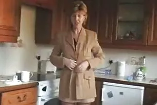 المرأة ذات الشعر المجعد تحميل مقاطع فيديو سكس عربي تنغمس في فمها بالشيشكار