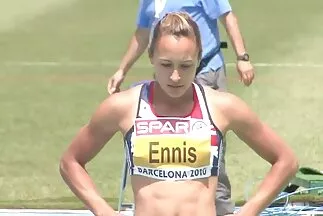 رجل مقتصد مقاطع سكس فيديو عربي مارس الجنس أحمر الشعر في الطبيعة