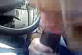 رجل تنزيل مقاطع سكس عربيه يمارس الجنس مع امرأة سمراء.