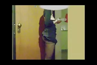 جلست الشابة طويلة الشعر على الأريكة مقاطع فيديونيك عربي مع بوسها