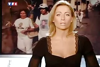 امرأة سمراء جميلة تعطي footjob لرجل على الأريكة مقاطع فيديو سكس عربي مجاني