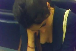 سيدة متواضعة بنظارات تمتص قضيبها بدون مقاطع فيديو سكس مترجم عربي يديها