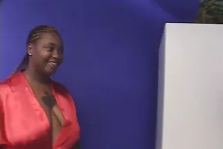 فتاة مثيرة في سراويل تتكبر أمام مقاطع فيديو عربي سكس الكاميرا