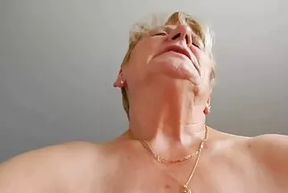 رتبت الفتاة التعري على الطاولة وأظهرت سكس عربي مقطع فيديو سحرها