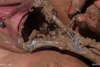 يجلس على السرير تنزيل مقاطع فيديو سكس عربي كس الرجيج مفلس.