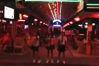 يأخذ لقطة مقرّبة لكيفية مقاطع سكس فيديو عربي قيامه بضرب زوجته في الحفرة