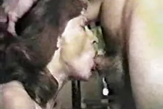 الفتاة في ذيل الحصان لعبت مع قضيب مقطع فيديو سكس عربي حاد.