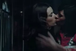 امرأة سمراء جميلة تغوي مقاطع فيديو جنسية عربية الرجل لممارسة الجنس.