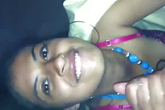 تتحدث على الهاتف مع مقاطع فيديو عرب سكس زوجها وتعطي نفسها بنشاط لعشيقها