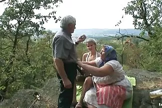 كانت مقاطع فيديو سيكس عربي الفرخ عارية تداعب القضيب بفمها على السرير.