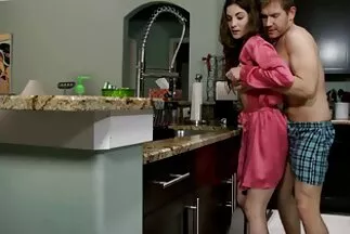 فتاة في الزيت تدخل دسارًا تحميل مقاطع فيديو سكس عربي في كسها