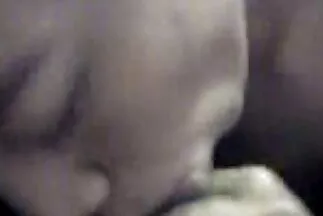 لم أستطع تحمل المشهد مع موزة وهرعت إلى مضاجعة الفتاة على الطاولة. مقطع فيديو سكس عربي