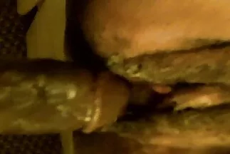 أخذ مقاطع فيديو عرب سكس Ladyboy حمام فقاعات وضغط قضيبه