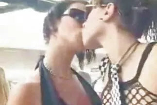 يمارس الجنس مقاطع فيديو افلام سكس عربي في نادي البولينج ولا يمكث بدون متعة.