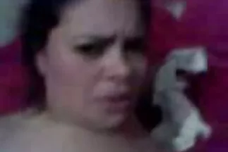 مع قضيبه المنتصب ، فيديو سكس عربي قصير يقوم هذا النوع بضرب كتكوت على السرير.