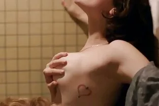 تستلقي السيدة على مقاطع فيديو سيكس عربي السرير وتضرب نفسها بقضيب اصطناعي