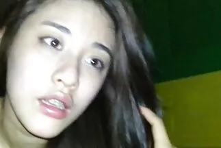 أحضرت الزوجة النشوة بيدها بعد ممارسة مقاطع فيديونيك عربي الجنس مع قضيب زوجها.