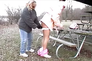 رجل يمارس الجنس مع وسادة متخيلًا مقاطع فيديو سكس عربي واجنبي أنها امرأة