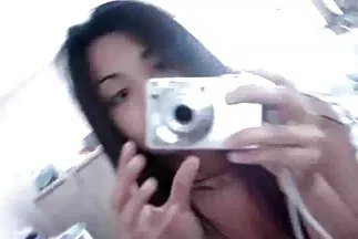 على الأريكة الخضراء مقاطع سكس عربي فيديو ، ينحني الرجل فوق الفاسقة بسبب السرطان