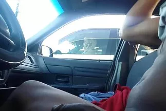 السيدة ذات الشعر مقطع فيديو سيكس عربي المجعد تجلس على الطاولة وتدلك العضو التناسلي النسوي لها