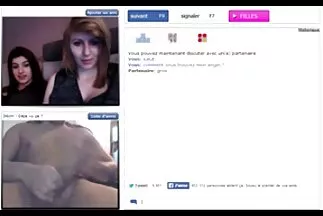 يحب الرجل أن يراقب مقاطع فيديوسكس عربي كيف تقطر الحيوانات المنوية في فمه