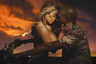 سلمت طالبة متعرجة نفسها للمعلم في مقاطع فيديوسكس عربي فرج العصير.