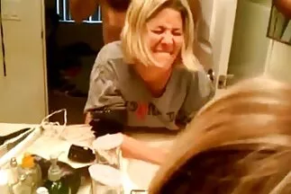 طلبت الابنة الساذجة من زوج الأم الفاسد أن مقاطع فيديو سكس عربي واجنبي يمسح الحمار بالكريم.