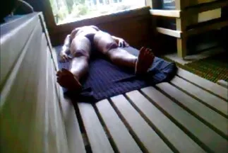 وضع زوج الأم المبتذل ربيبته الساذجة على بونيه المجنون. مقاطع فيديو سكس عربي افلام