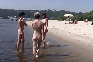 قام مقطع فيديوسكس عربي الأغبياء الخادعون بتقسيم الفتاة بشكل مثالي فيما بينهم