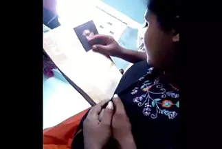 كتكوت قائظ مقطع سكس فيديو عربي يفرك بوسه بنشاط ويصل إلى ذروة المتعة