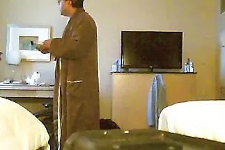 وضع الفرخ الرجل على رأس القضيب مقاطع فيديوسكس عربي بسعادة