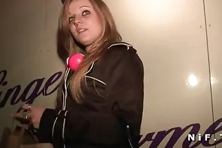 تقوم شالاشوفكا مقطع فيديوسكس عربي بإدخال أصابعها بقوة في كسها