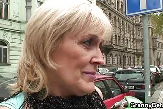 إصبع في كس مشعر مقاطع فيديو سكس اجنبي وعربي يعطي الفتاة هزات الجماع.