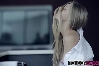 أثناء درس العزف على الجيتار اجمل مقاطع فيديو سكس عربي ، أثارت العمة قرنية وخطت ابن أخيها