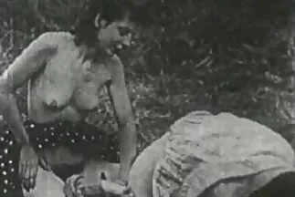 مفلس العنيدة مقطع فيديو سكس عربي يداعب القضيب بفمها ولسانها.