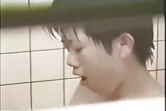 رجل صغير لا يعرف الكلل تحميل مقاطع فيديو سكس عربي يسمر امرأة سمراء بحماس وبوقاحة.