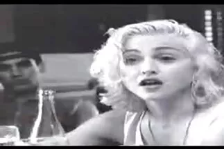 كشفت ثدييها وأغريت صديق لقطات فيديو سكس عربي ابنها لممارسة الجنس بشكل شامل.