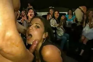 فتاة ذات أشكال بارزة تسمح للبستاني بالدخول إلى غرفة النوم لقطات فيديو سكس عربي