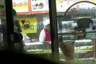 جالسة على أريكة جلدية ، عارضة الأزياء مقاطع فيديو عرب سكس ترفع من بوسها