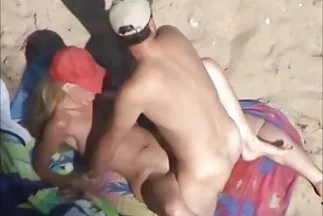 وعدت الفتاة صديقها مقاطع فيديو جنس عربي بالجنس بعد المتجر