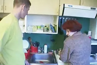 يسعد بوسها في الطبيعة أثناء القراءة مقطع فيديو سكس عربي في عقلها