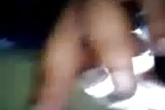 تشبثت مقاطع فيديو سكس عربي سوري بقضيب زوجها بفتحة مهبلية.