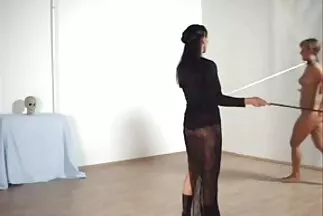 سيدة في السراويل القصيرة مقاطع سكس عربي فيديو تضع بوسها على وجه الرجل