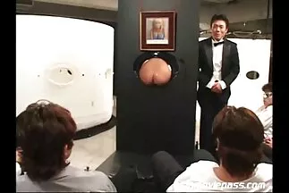 سيدة شابة من ذوي الخبرة بالإصبع العضو مقاطع يوتيوب سكس عربي التناسلي النسوي بجوار حمام السباحة