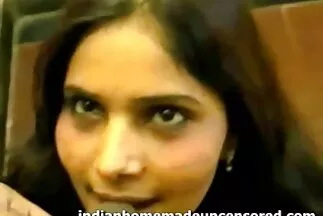 الفتاة تستمني بمهبلها الضخم على تنزيل مقاطع فيديو سكس عربي السرير